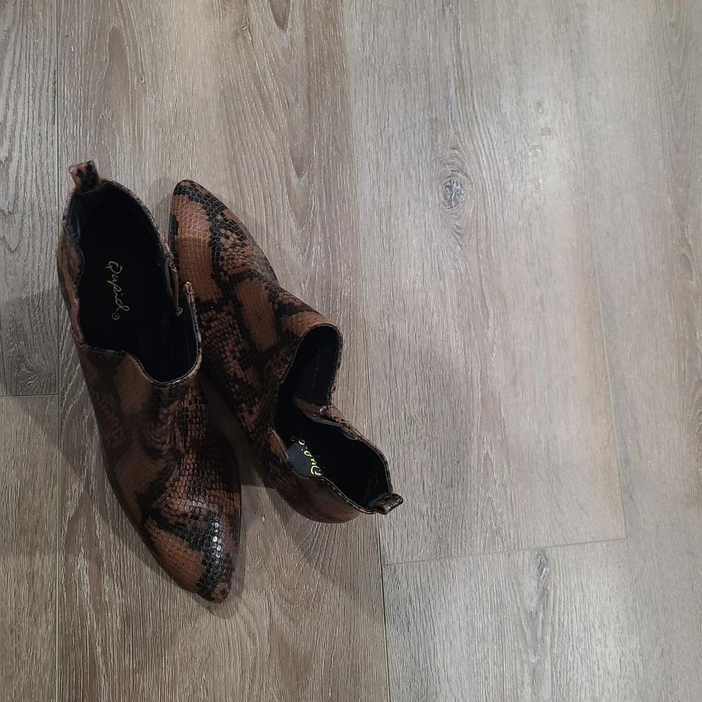 Qupid Nava Booties in‎ Brown / Black Snake, Women's Boots Size 8